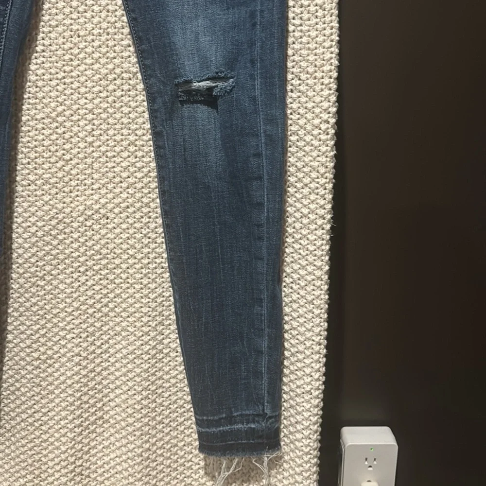 Midrise Q2 distressed ankle distressed jeans size Medium - Picture 6 of 9
